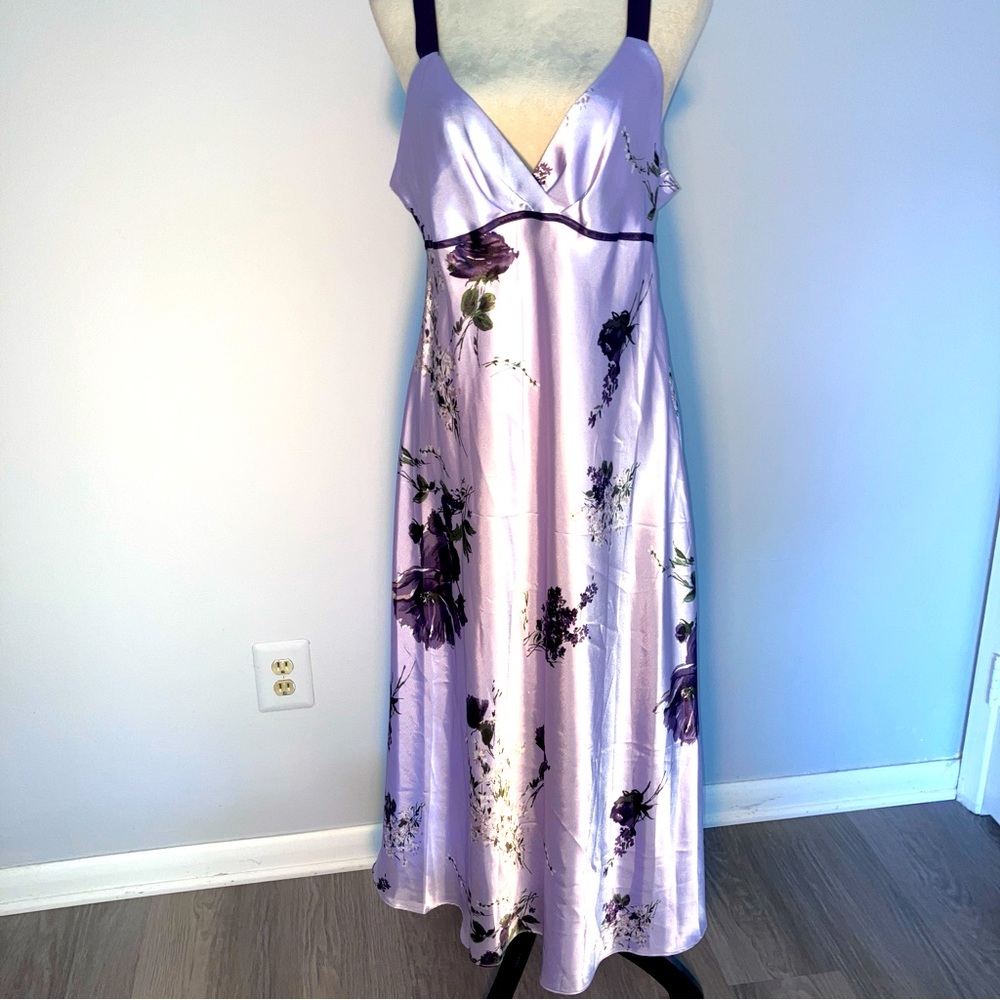 Jones New York nightgown in lilac with a floral design. Size large in Excellent